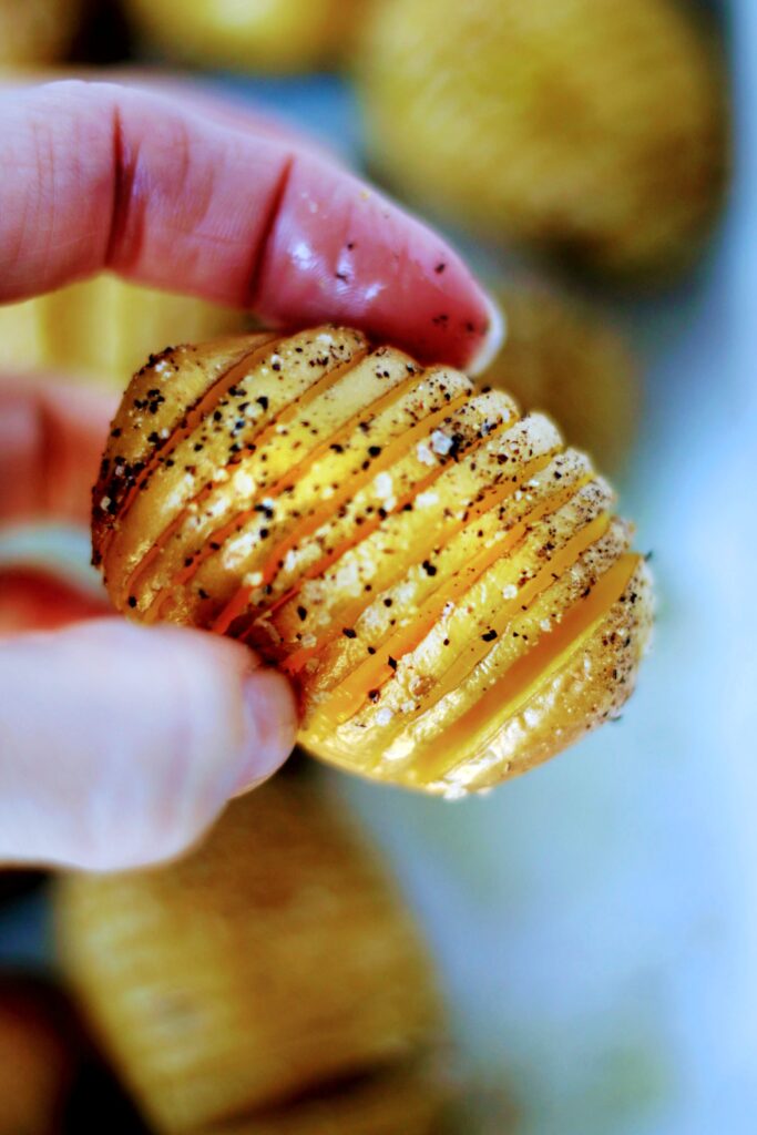 Hasselback Mini Potatoes, the perfect holiday appetizer made to impress your guests and amuse your tastebuds. V,GF,T8Free