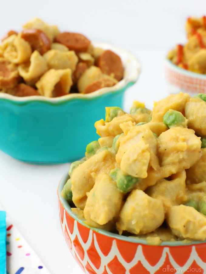 Creamy, vegan mac and cheese with peas