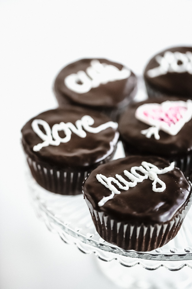 Crème-Filled Chocolate Cupcakes